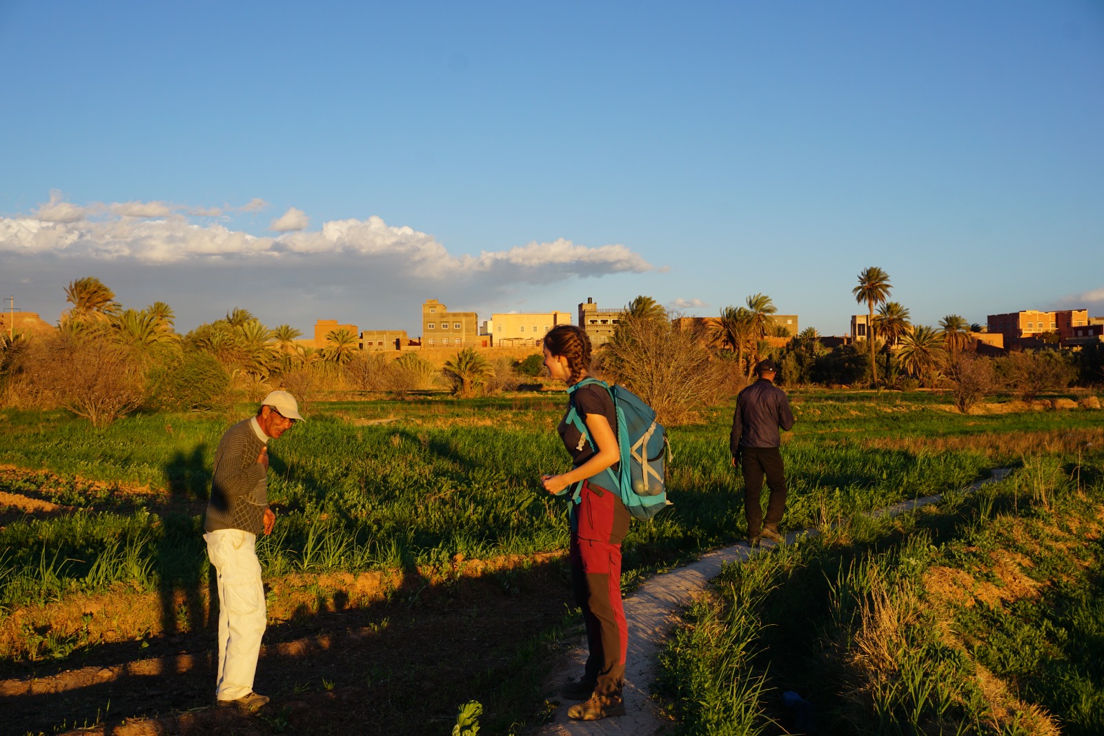 Entretien avec un paysan au détour d’un chemin dans l’oasis, Vallée de Todgha, sud-est du Maroc